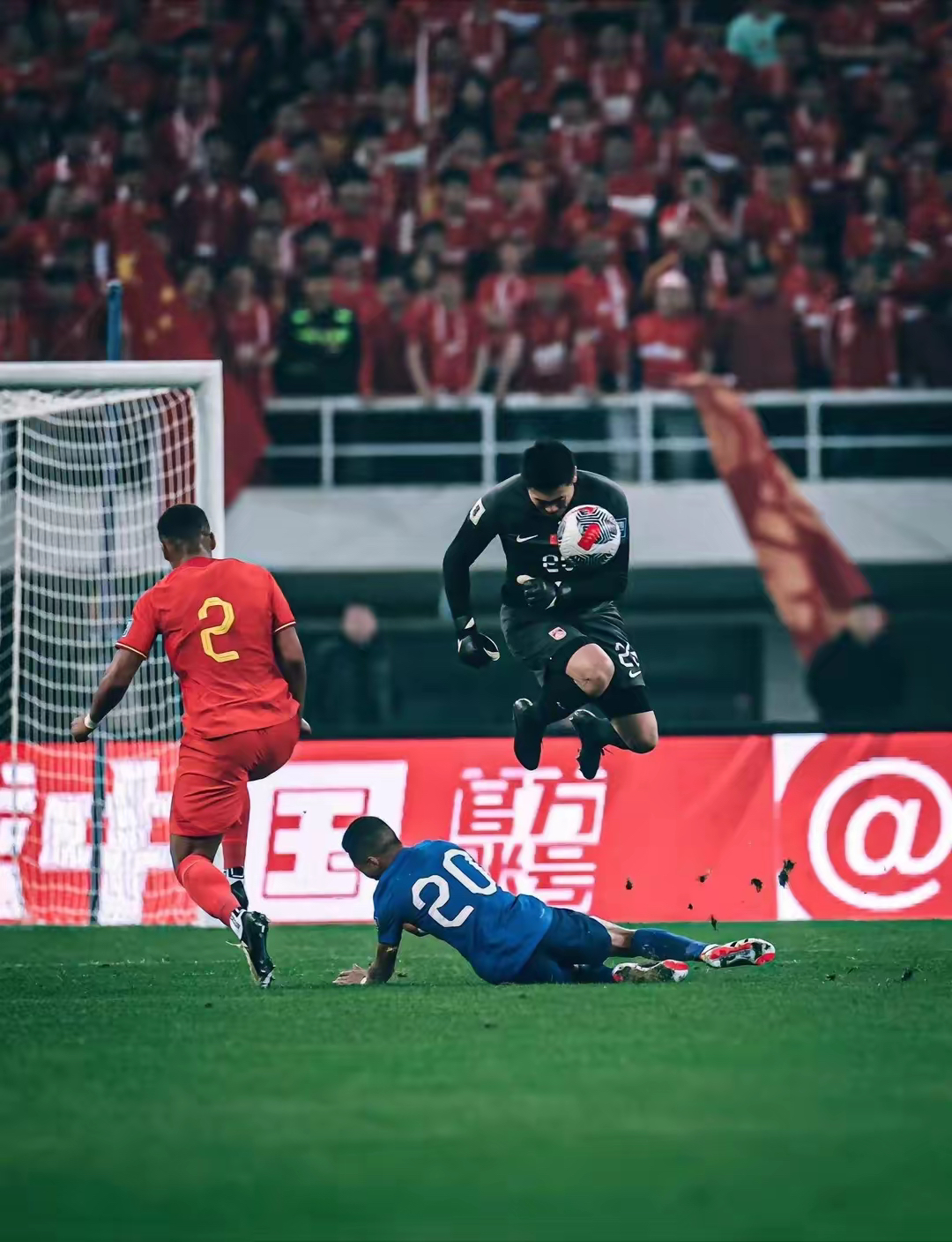 包含赛地聚焦：荷甲今晚热度飙升，山东泰山复出首秀，震撼外界，训练强度明显提升的词条